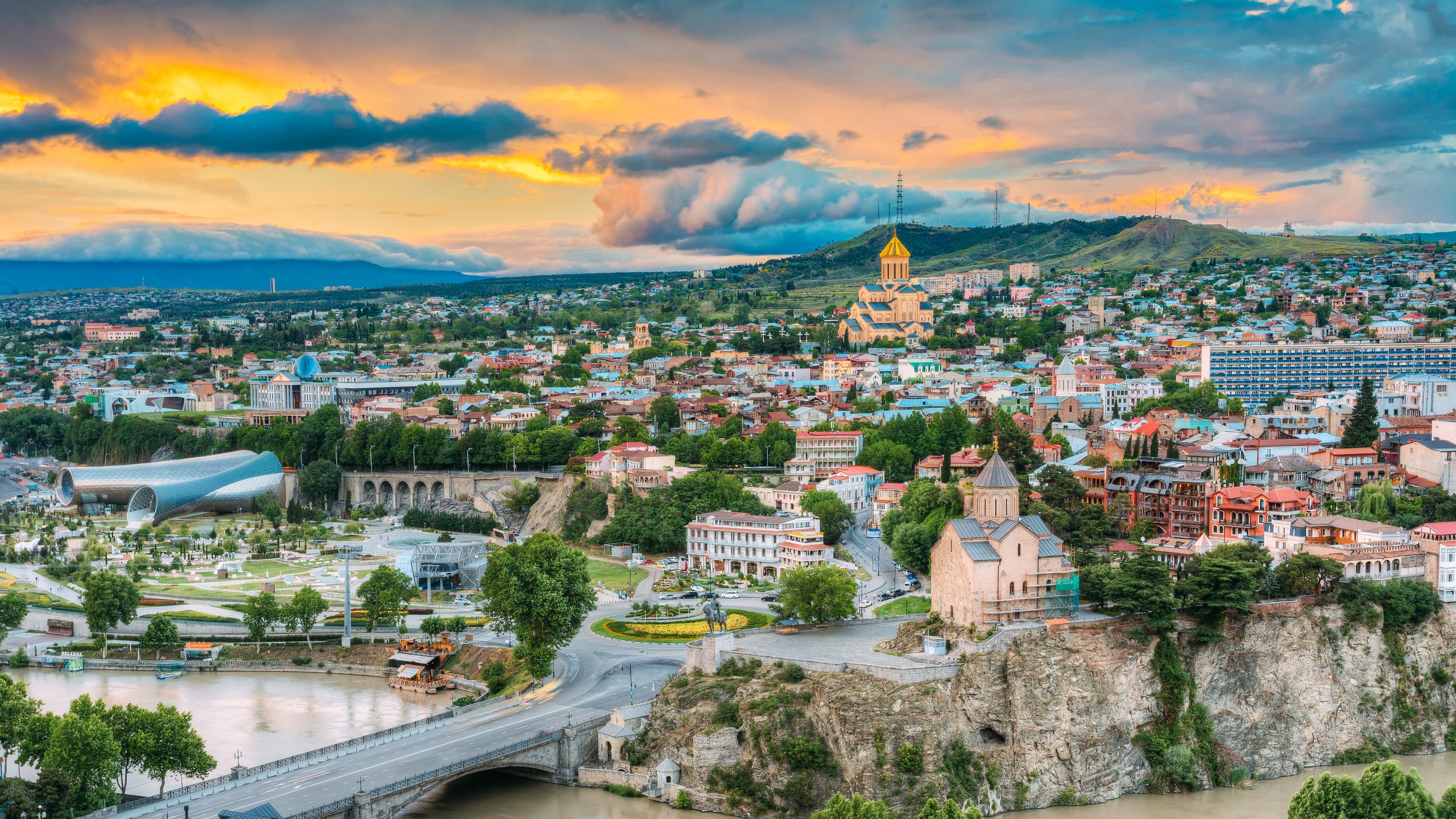 IN TBILISI, FASHION AND ARCHITECTURE GO HAND IN HAND